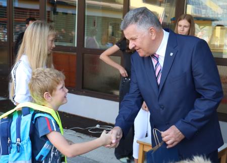 PRVI ŠOLSKI DAN SPREJEM PRVOOLČKOV CERKNICA 18 FOTO LJUBO VUKELIČ
